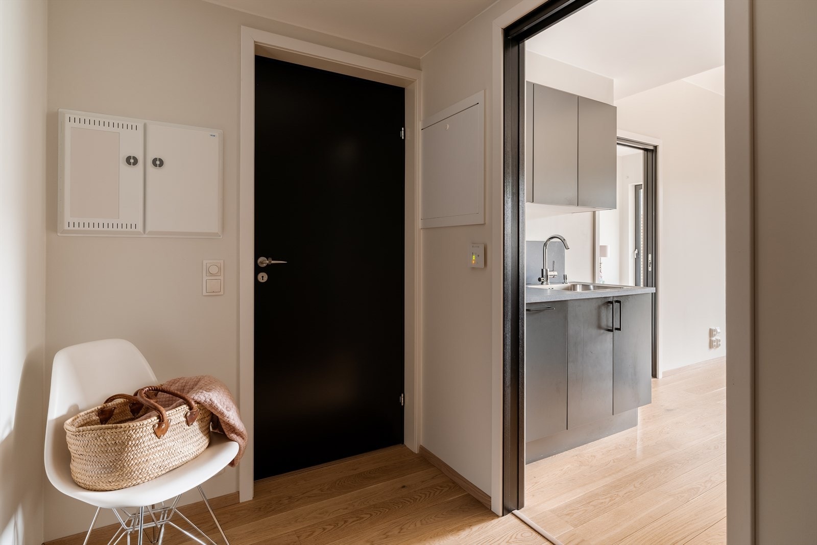 Praktisk og innbydende entré med lyse overflater som gir et rent og moderne uttrykk Galleribilde