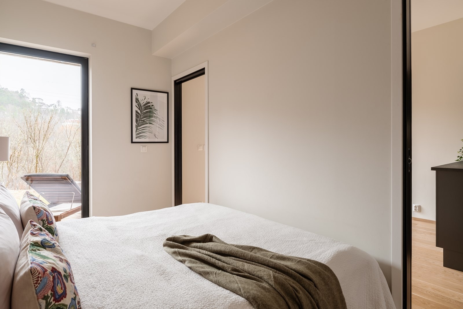 Store vindusflater gir rikelig med naturlig lys og et hyggelig utsyn mot grønne omgivelser Galleribilde