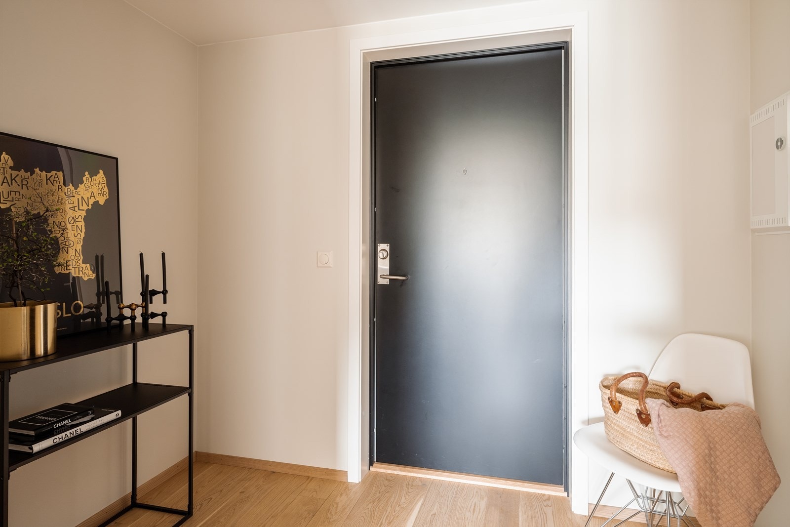 Det er god plass til oppbevaring av yttertøy og sko, og området fremstår som ryddig og funksjonelt Galleribilde