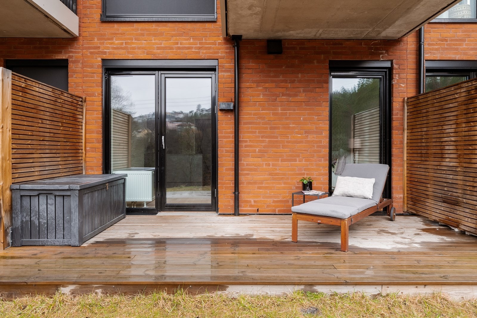 Terrassen er skjermet og med naturskjønne omgivelser og gode solforhold Galleribilde