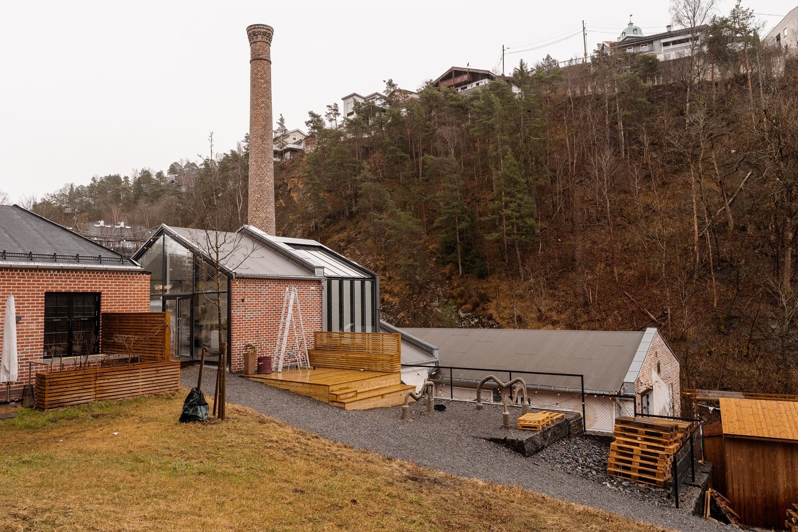 Rett ved boligen ligger det gamle kruttverket som er transformert til et stemningsfullt område med to gode badstuer og Oslos koseligste bar og kafé. Mange opplever fortsatt stedet som en hemmelig perle for de som vet . Velkommen til Oslos urskog! Galleribilde