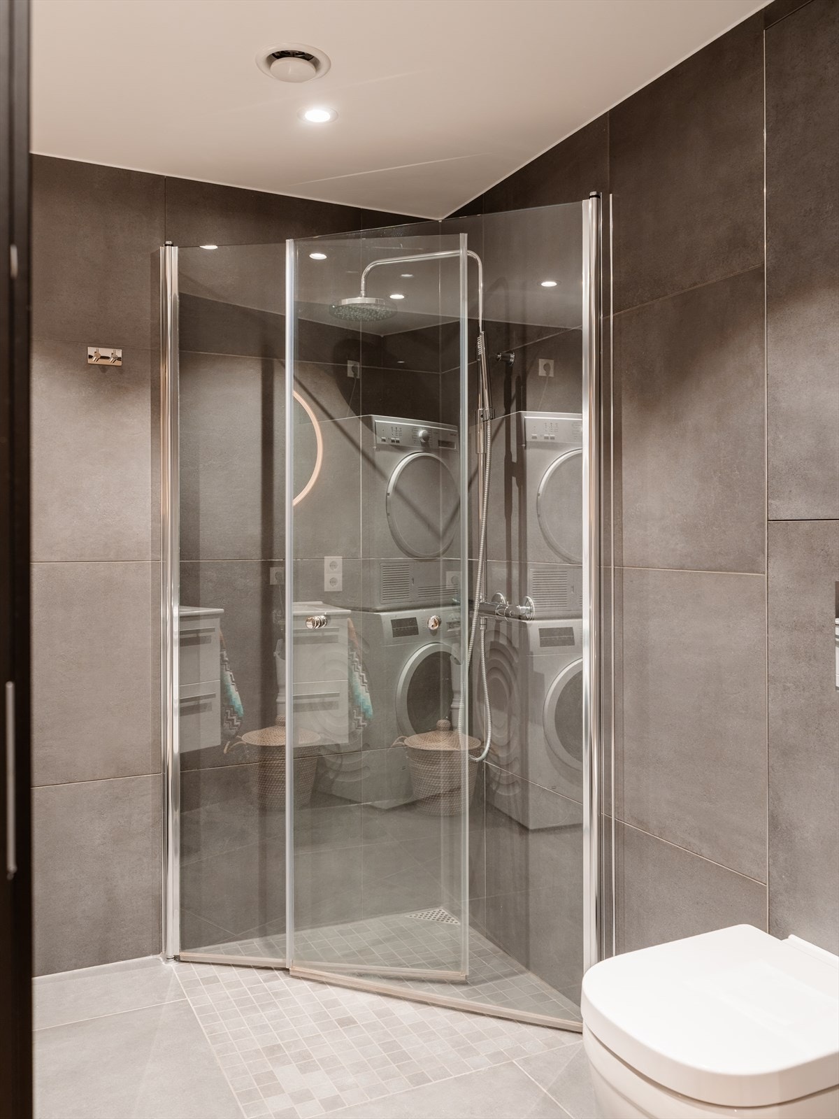 Det er dusj på gulv med dusjdører i herdet glass Galleribilde