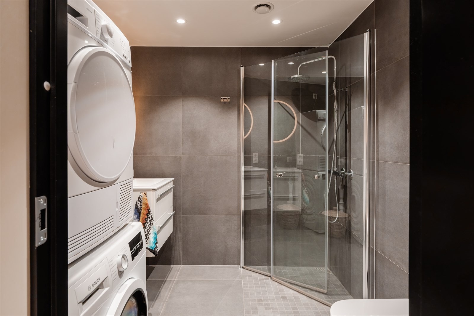 Badet er et prefabrikkert baderom med flislagte overflater og vannbåren gulvvarme, som gir god komfort Galleribilde