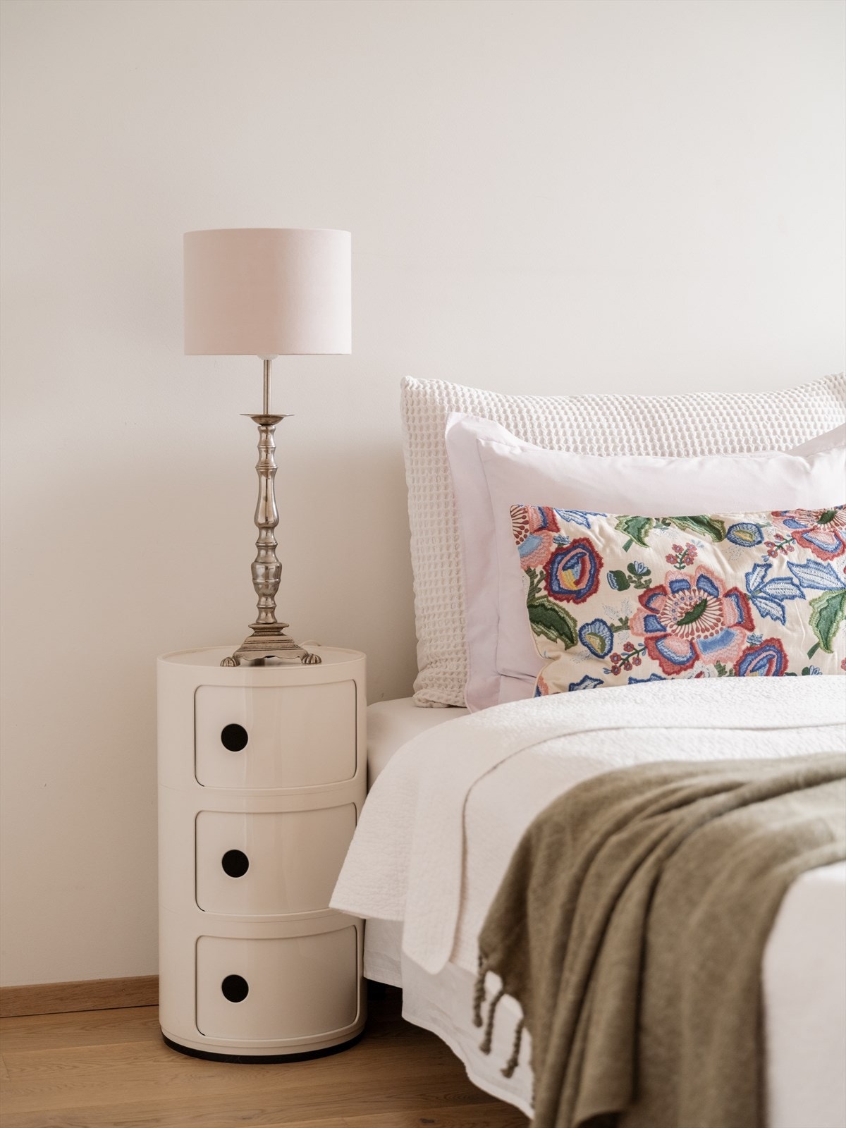 Lyst og rolig soverom med behagelige farger og god romfølelse. Galleribilde