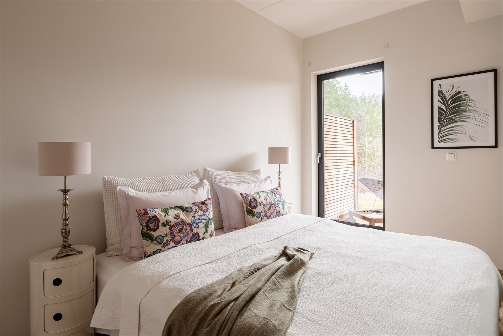 Det er plass til dobbeltseng med tilhørende møblement, samt gode oppbevaringsmuligheter i garderobe Galleribilde