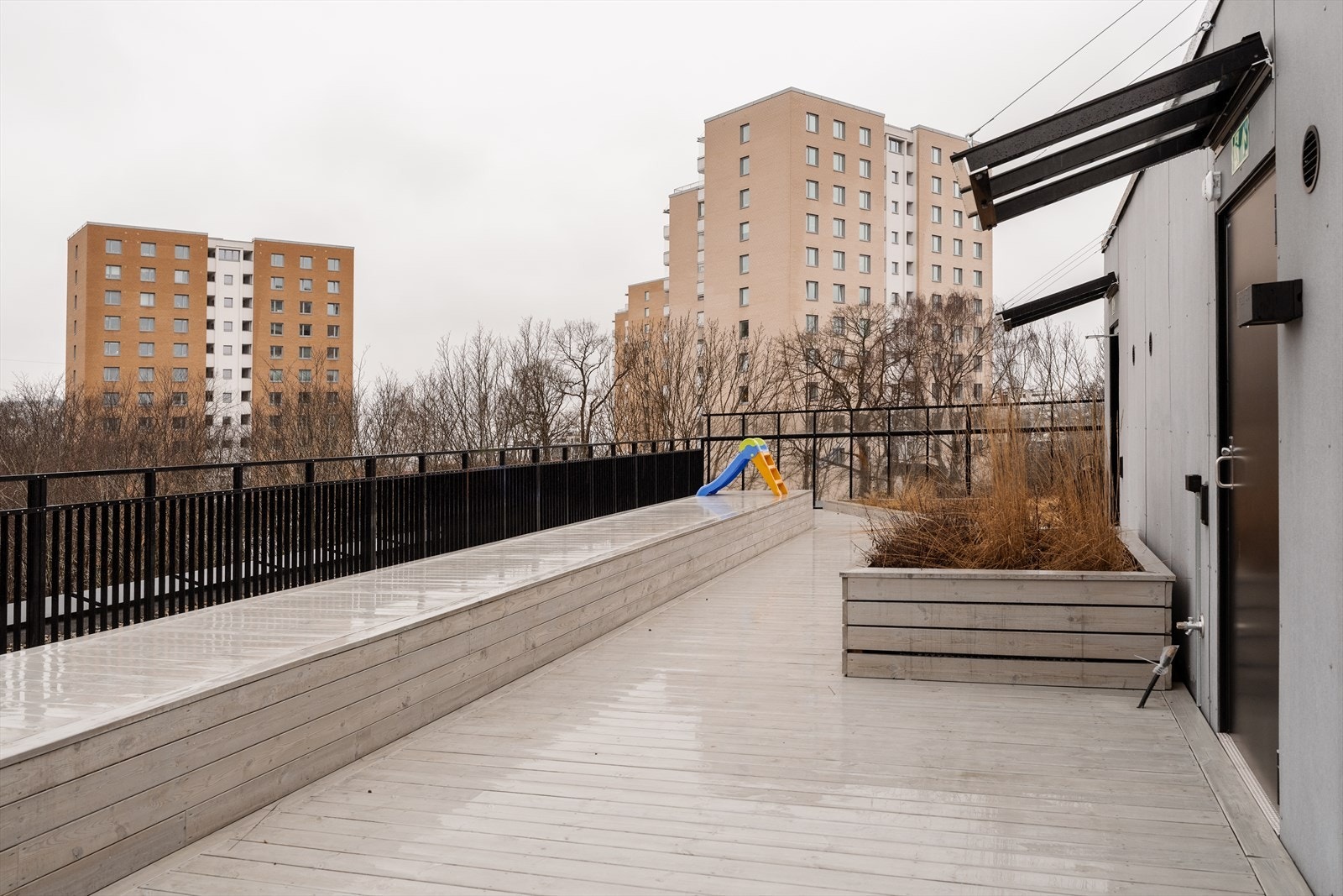 I tilleg til din egen terrasse er det 2 flotte felles takterrasser i borettslaget! Galleribilde