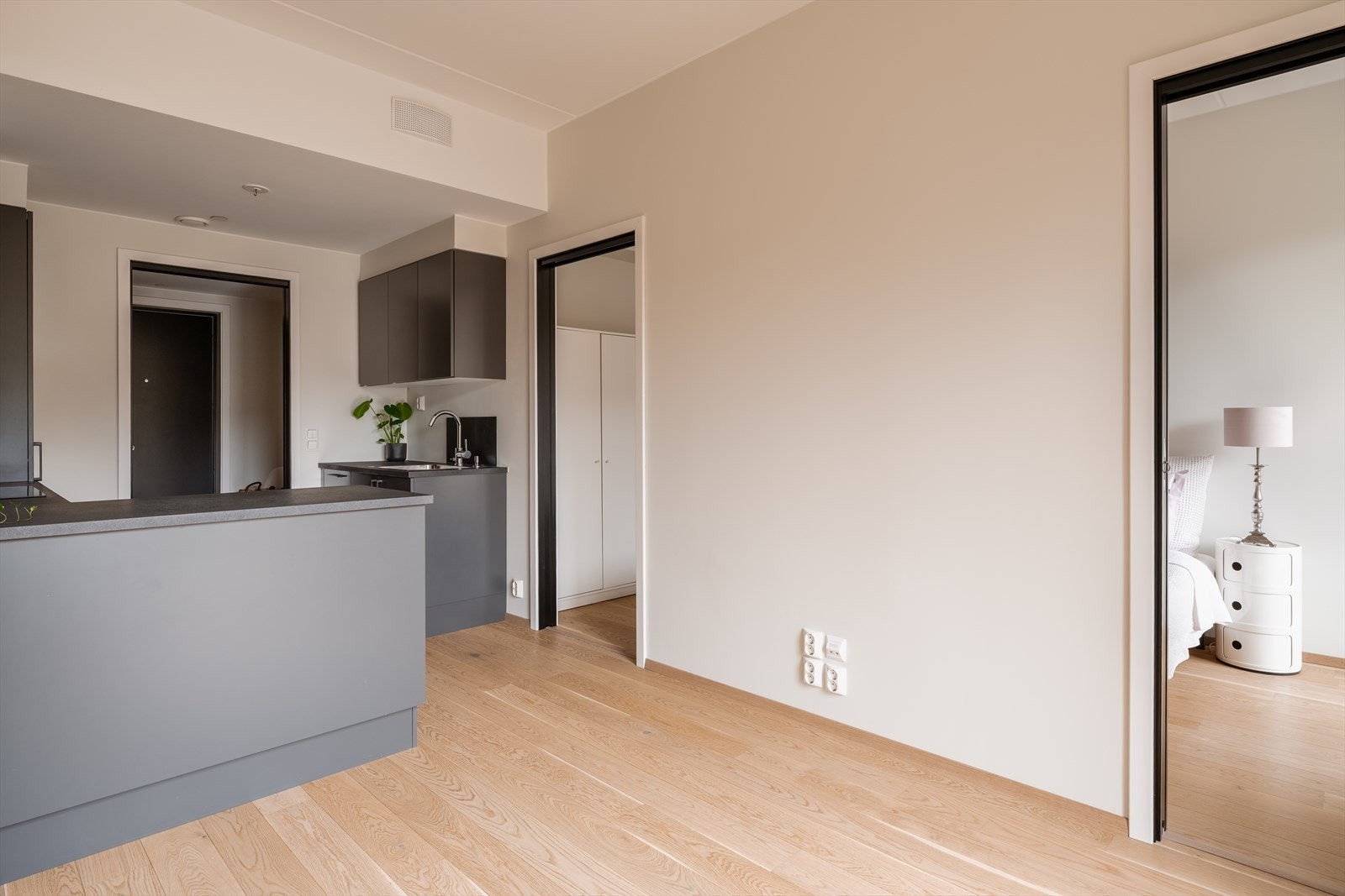 Fra stuen har du inngang til soverommet fra to sider Galleribilde