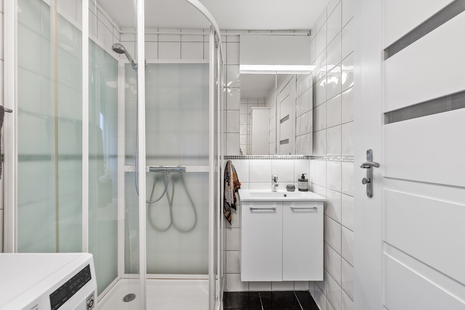 Badet har flislagte gulv og vegger og varmekabler i gulv. Galleribilde