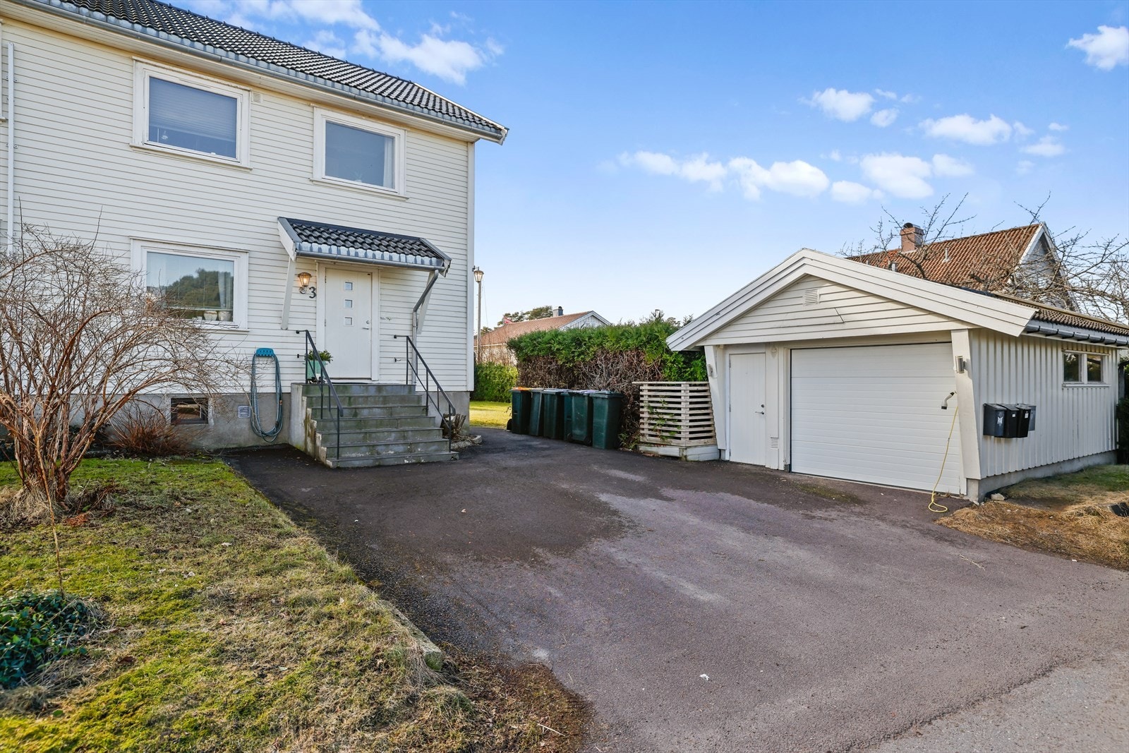 Med boligen har man også garasje, plenen bak garasjen tilhører leiligheten Galleribilde