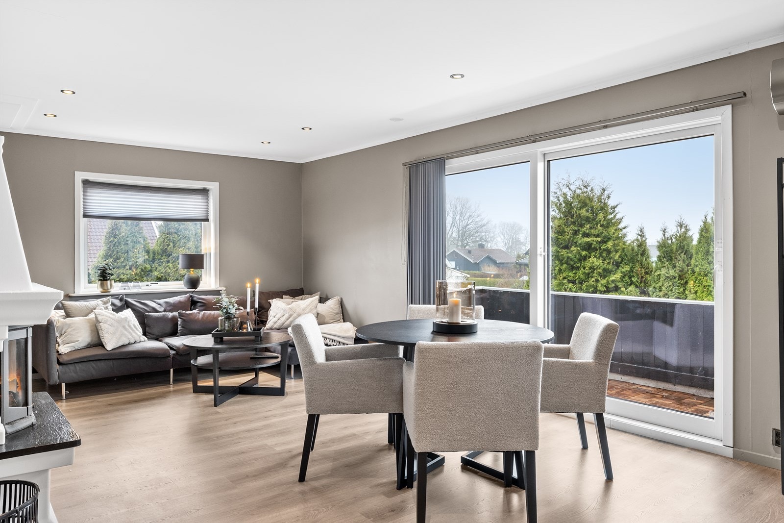 I tilhørighet til stuen har man spisestue og kjøkken i en åpen løsning. Galleribilde