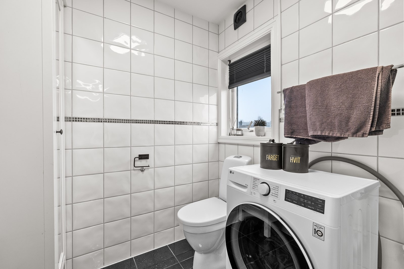 Funksjonelt innredet med servant, toalett, dusjkabinett og opplegg for vaskemaskin. Galleribilde