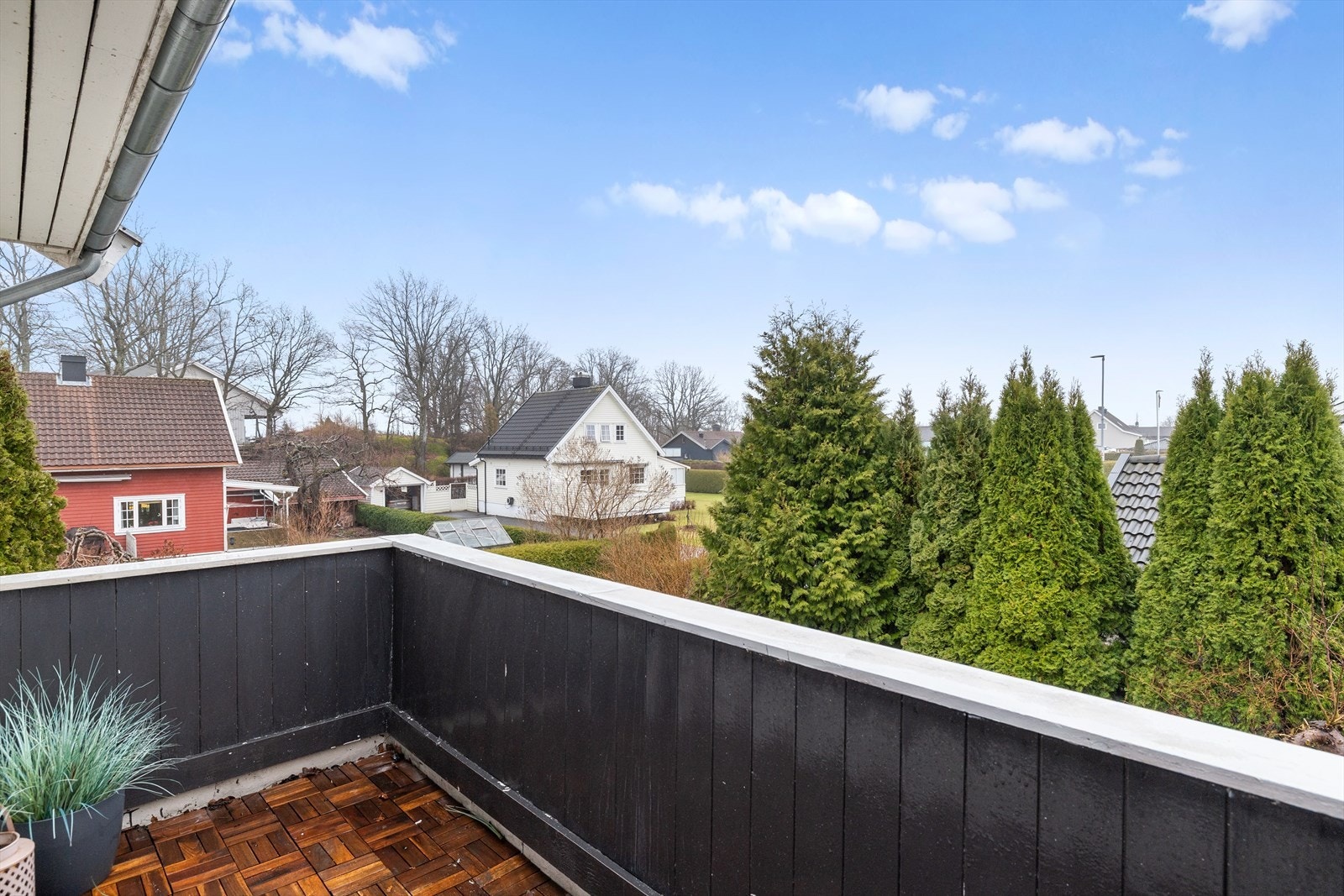 Balkongen er på 7 kvm med plass til mindre hagemøbler. Galleribilde