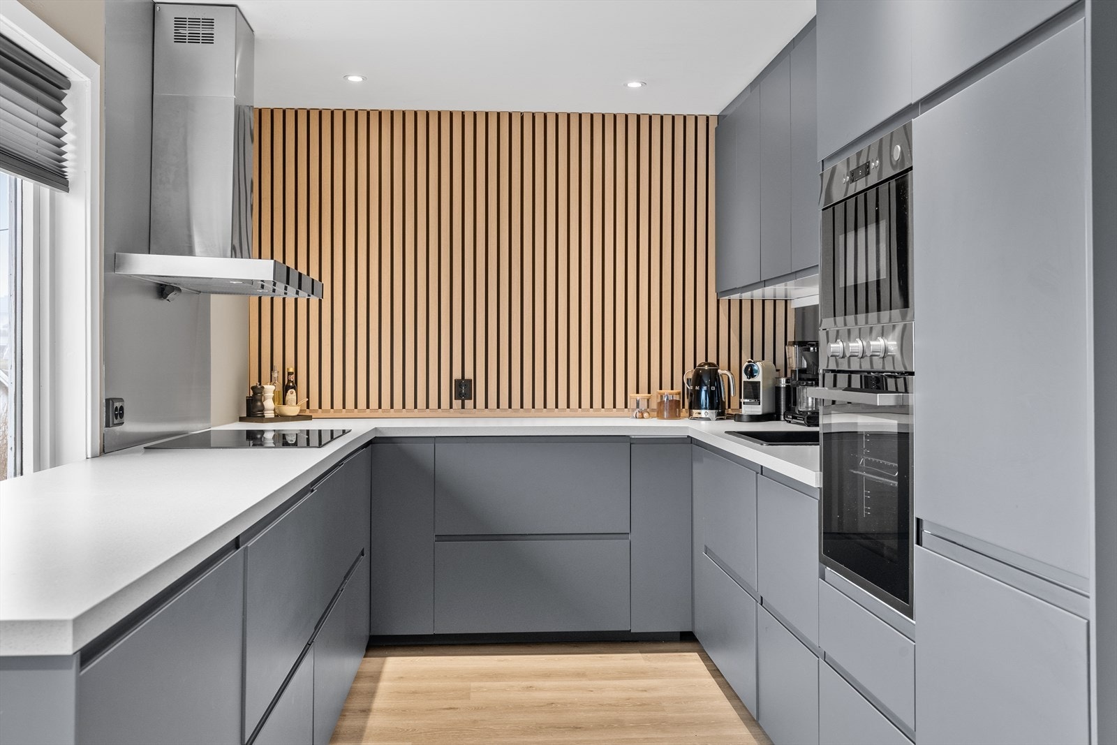 Her finner du ventilator med kullfilter over komfyr, opplegg for oppvaskmaskin samt installert komfyrvakt for økt sikkerhet. Galleribilde