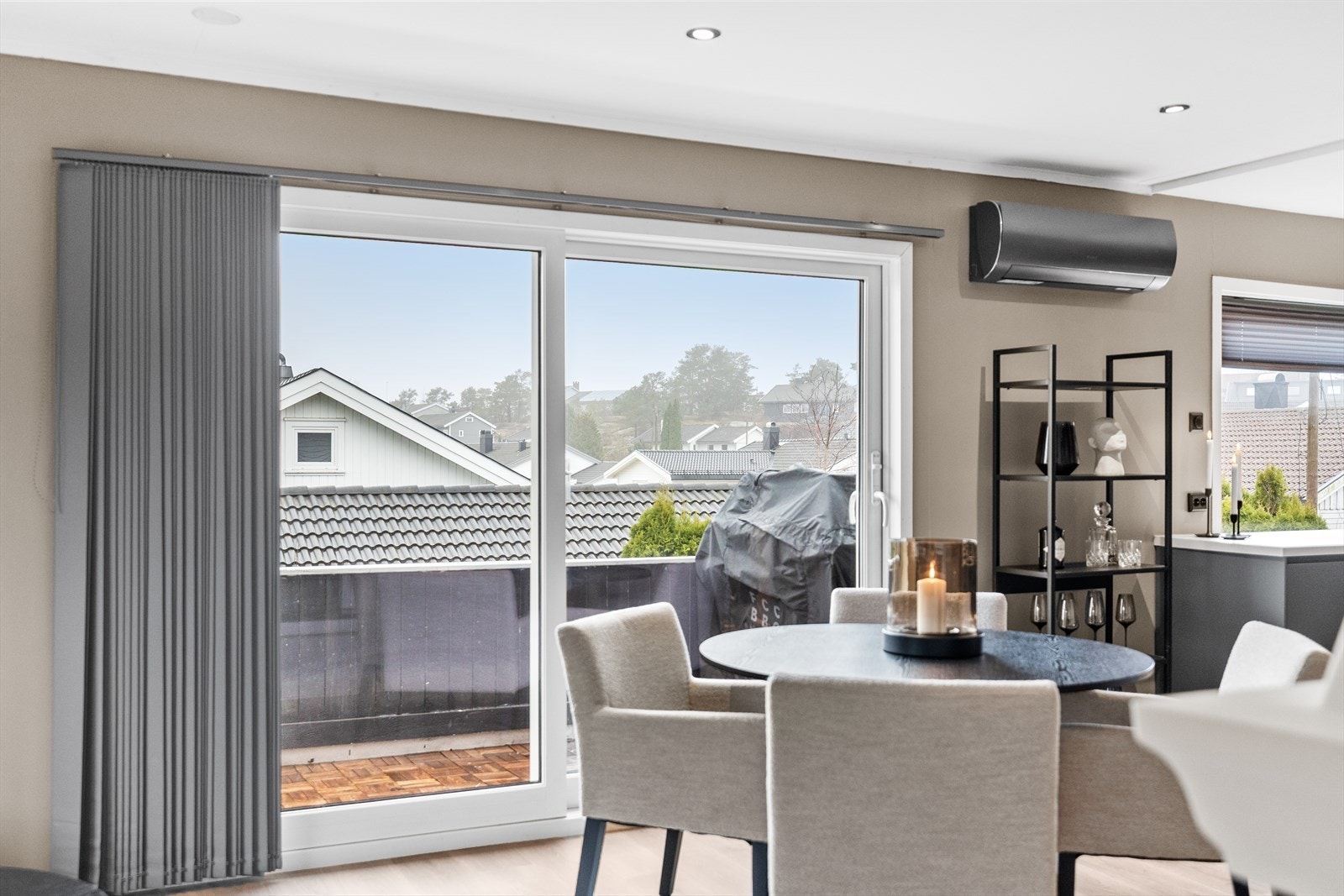 Fra spisestuen har man utgang til balkongen. Galleribilde