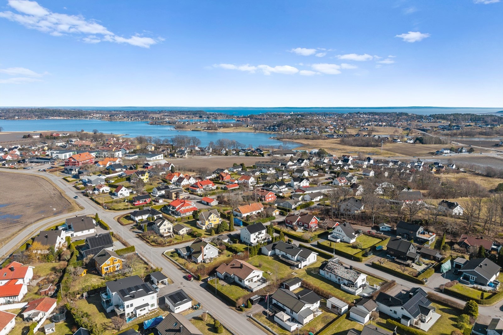 Fra boligen er det kort vei til sjøen og ellers det meste man skulle trenge i hverdagen. Galleribilde