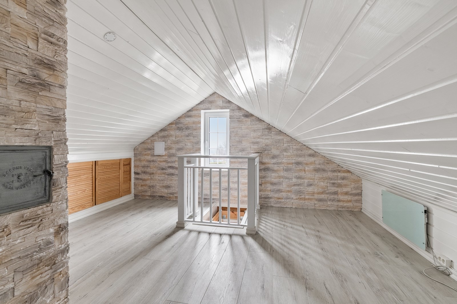 Loftstue med god plass til lagring i knevegg. Galleribilde