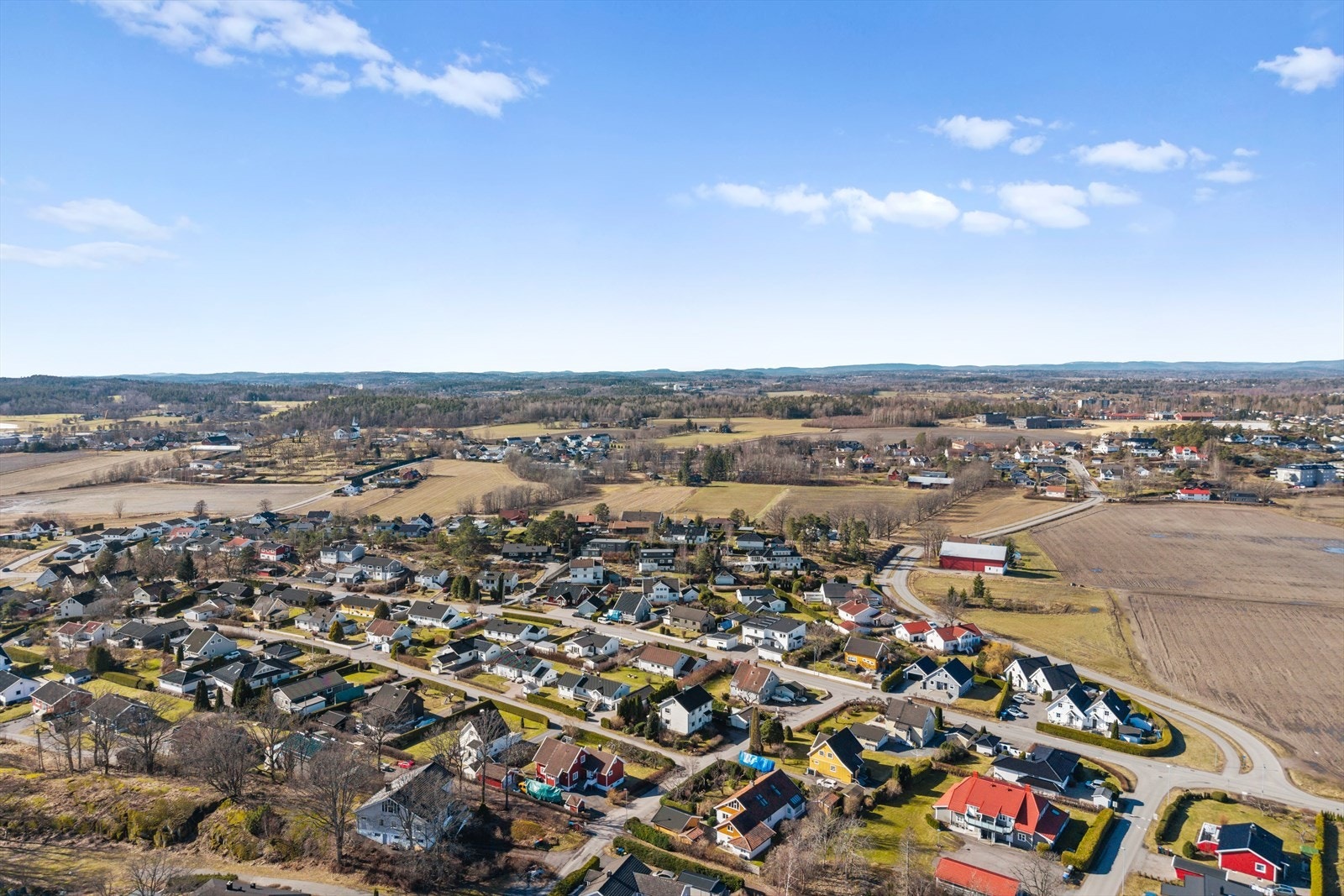 Alt i alt er dette en beliggenhet som kombinerer rolige og naturskjønne omgivelser med nærhet til byliv, servicetilbud og gode kommunikasjonsmuligheter. Galleribilde