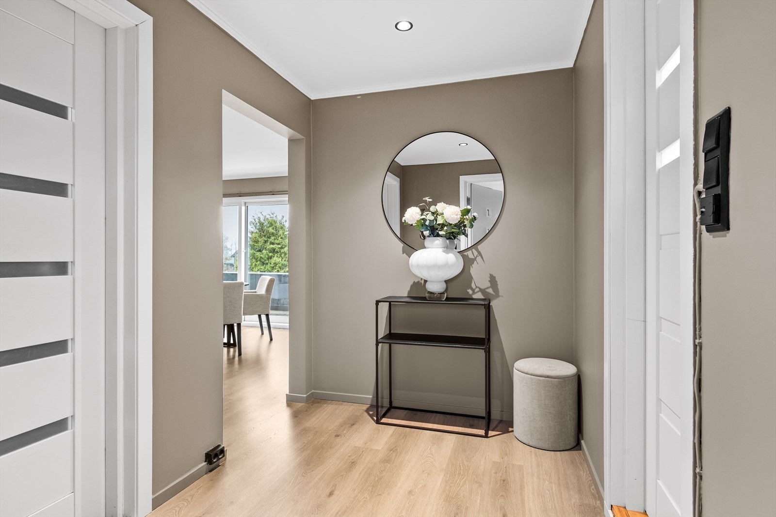 Gangen er malt i samme lune farge som resten av leiligheten. Galleribilde