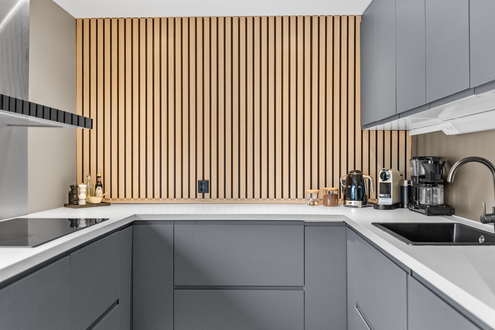 Flott spilevegg gir en fin og moderne brytning på kjøkkenet. Galleribilde