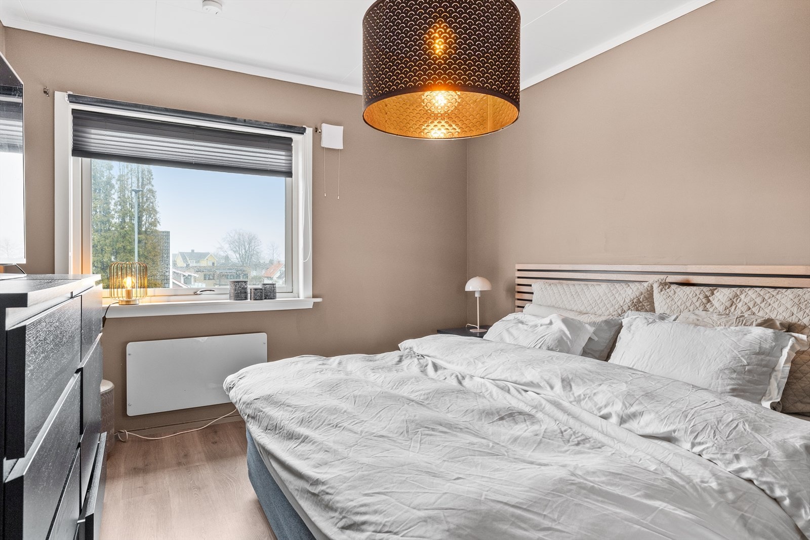 Hovedsoverommet har god plass til seng og oppbevaring Galleribilde