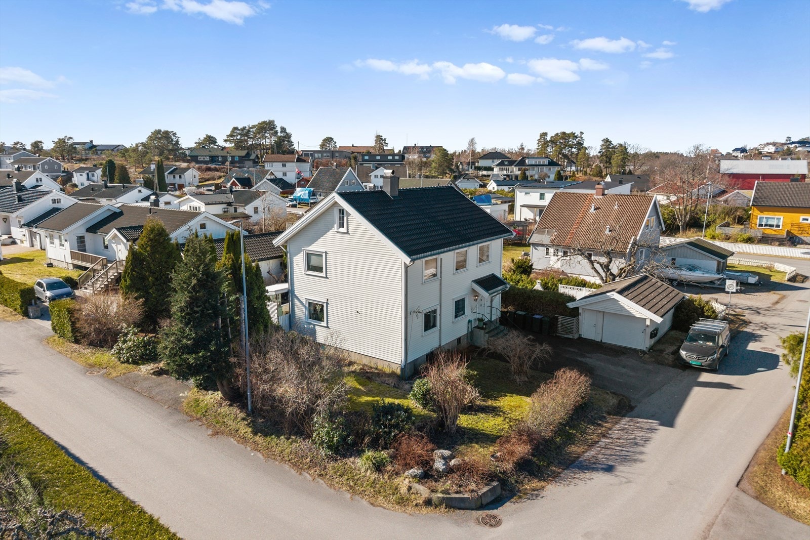 Flere dagligvarebutikker og servicetilbud i kort avstand, slik at daglige gjøremål enkelt kan utføres uten lange reiseveier. Galleribilde