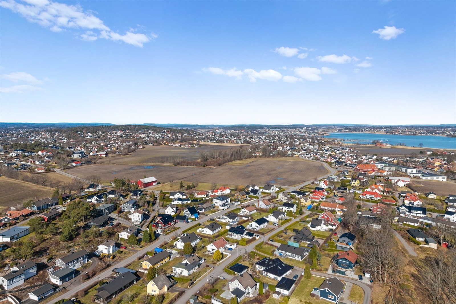 Det er kort vei til flotte turområder med merkede stier, skogsområder og kystnære omgivelser som inviterer til turer til fots eller på sykkel Galleribilde