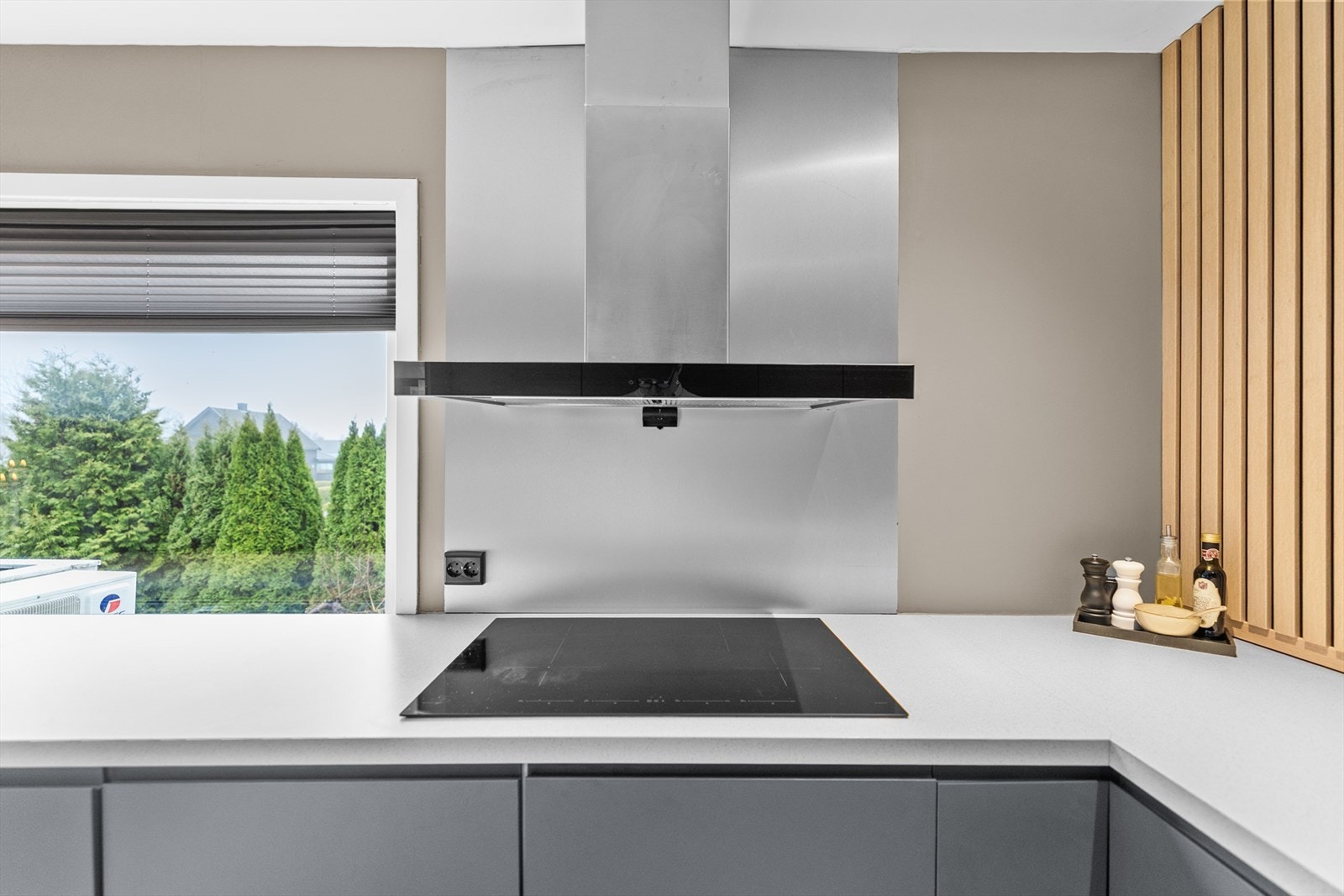 Vindu på kjøkken gir godt med naturlig lys inn. Galleribilde