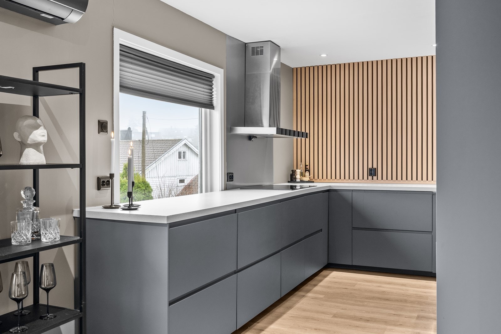 Kjøkkenet ble oppgradert i 2021 og fremstår moderne med stilrene, slette fronter som gir et tidløst uttrykk. Galleribilde