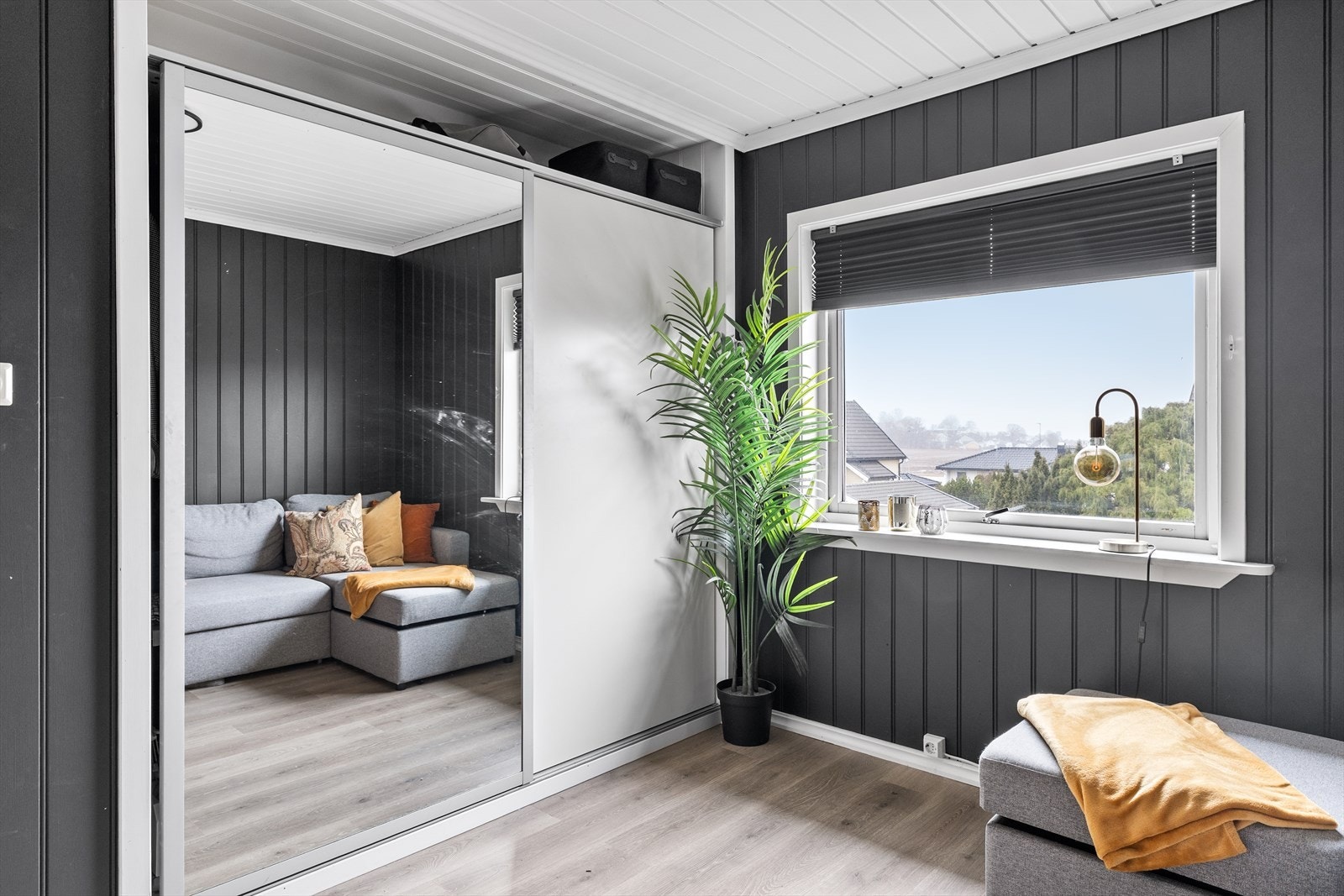 Soverom nr 2 har også skyvedørsgraderobe med godt av lagringsplass. Galleribilde