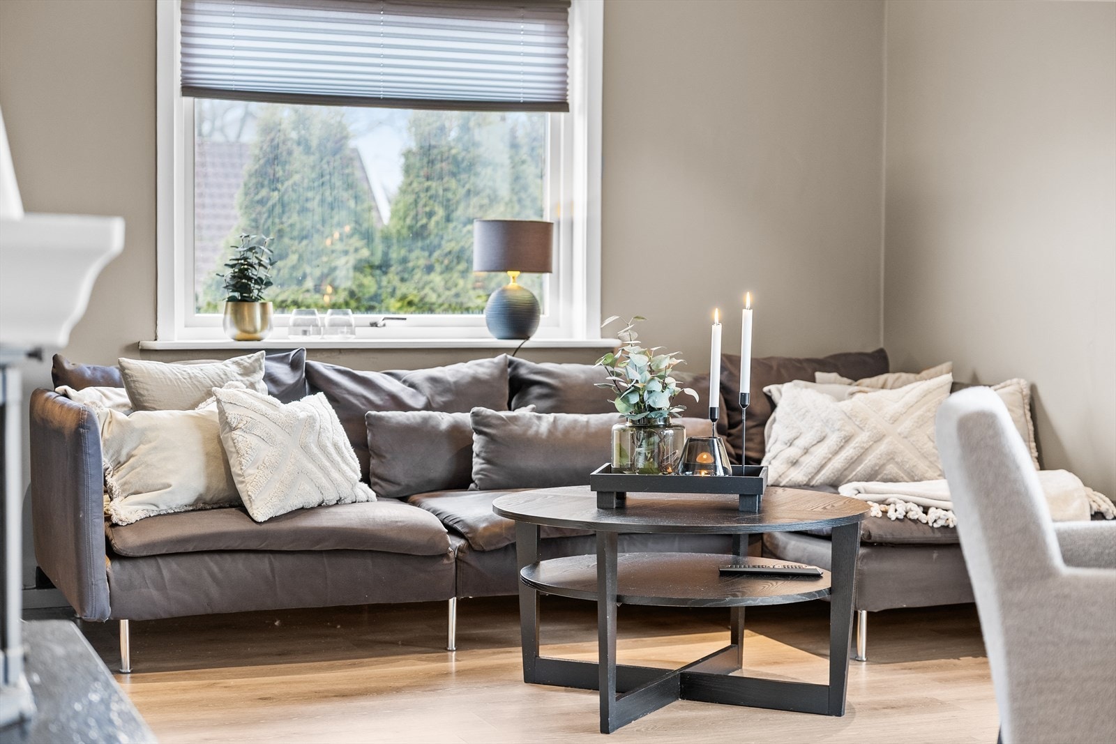 Boligen fremstår som lys og tiltalende med oppgraderte overflater og en gjennomtenkt planløsning som utnytter arealet godt. Galleribilde