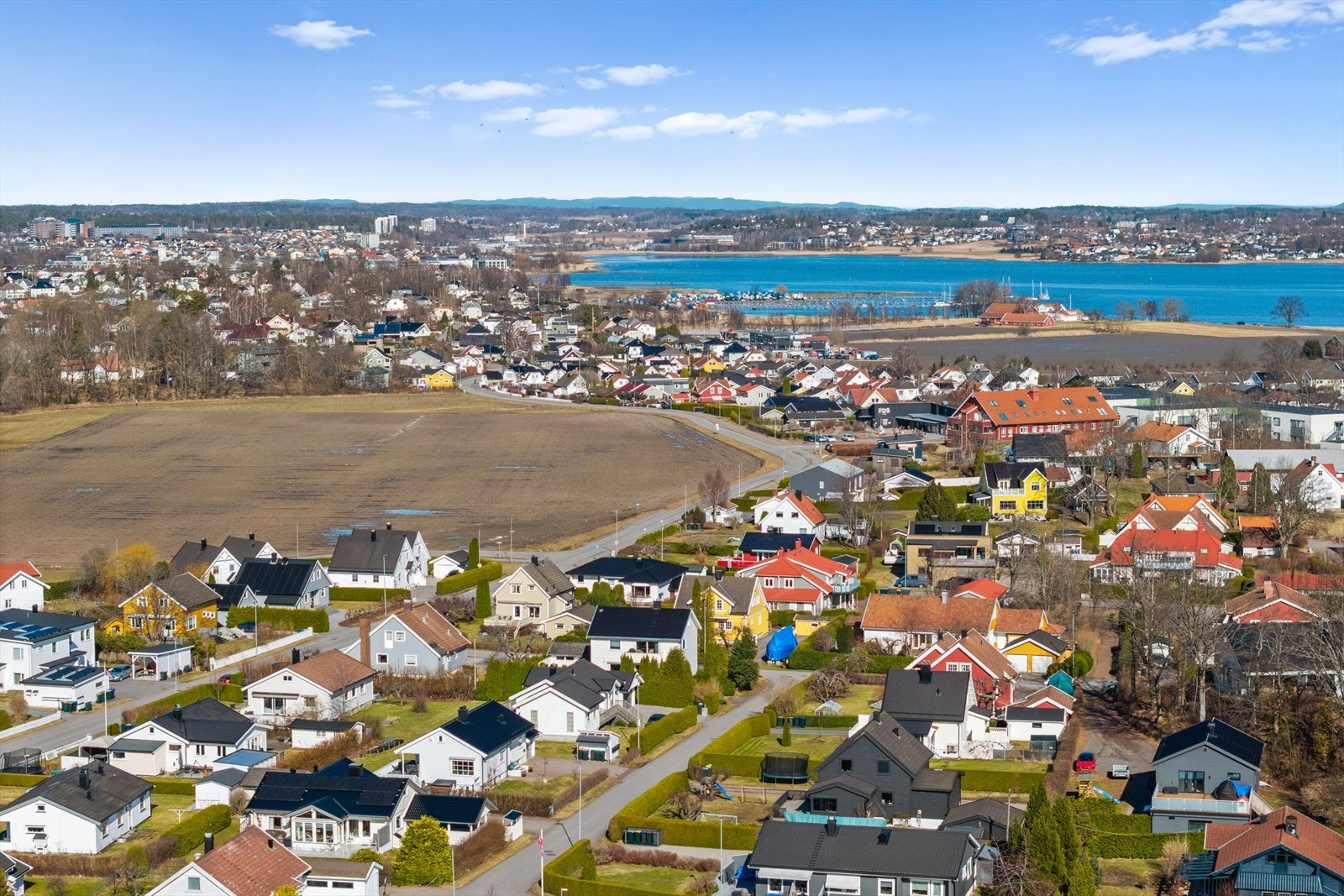 Nøtterøy er kjent for sin vakre skjærgård, og det er flere badeplasser og sjøområder i nærheten som gir gode muligheter for bading, båtliv og friluftsliv gjennom sommerhalvåret Galleribilde