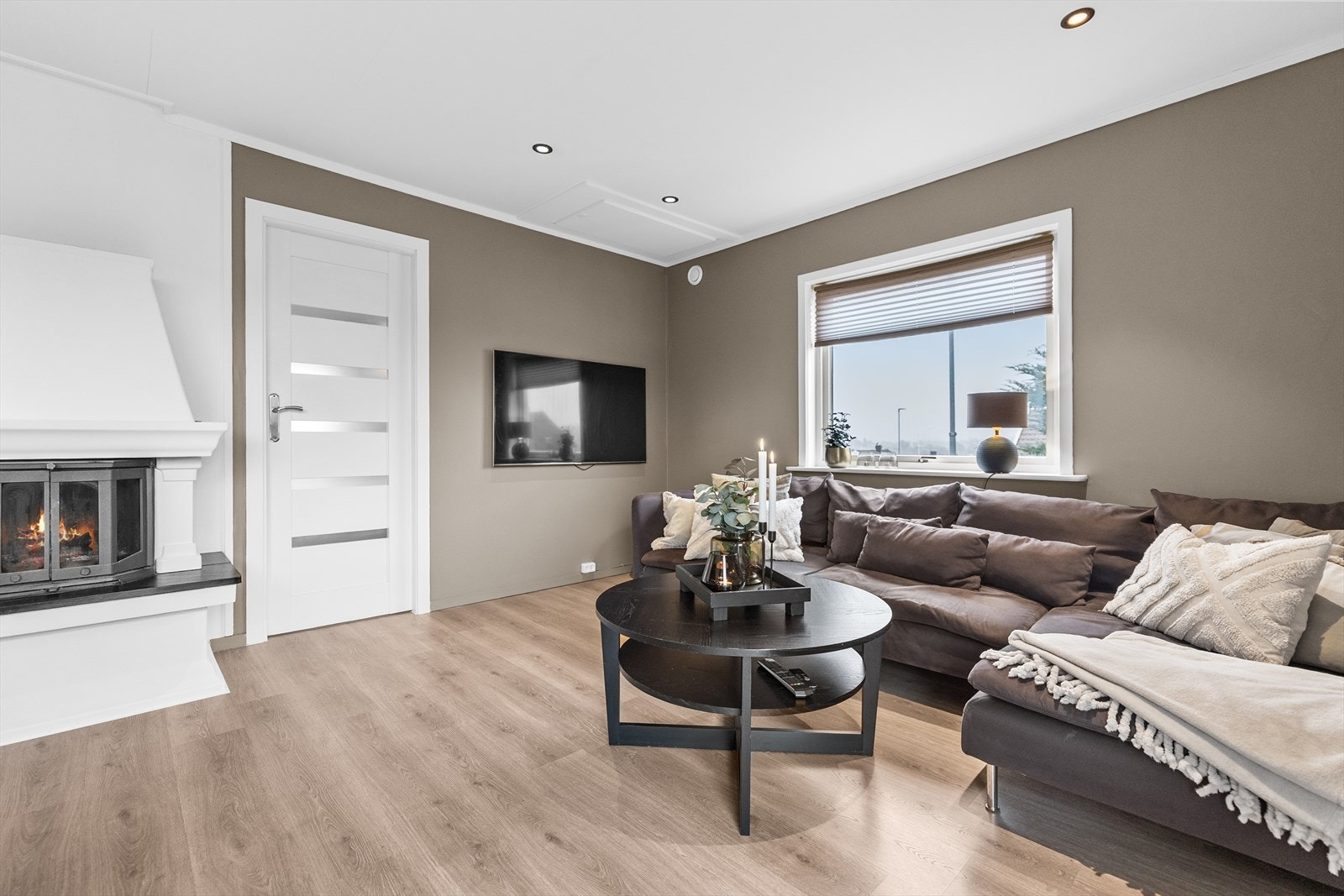 I stuen har man også peis som varmer godt de dager kulden kommer krypende Galleribilde