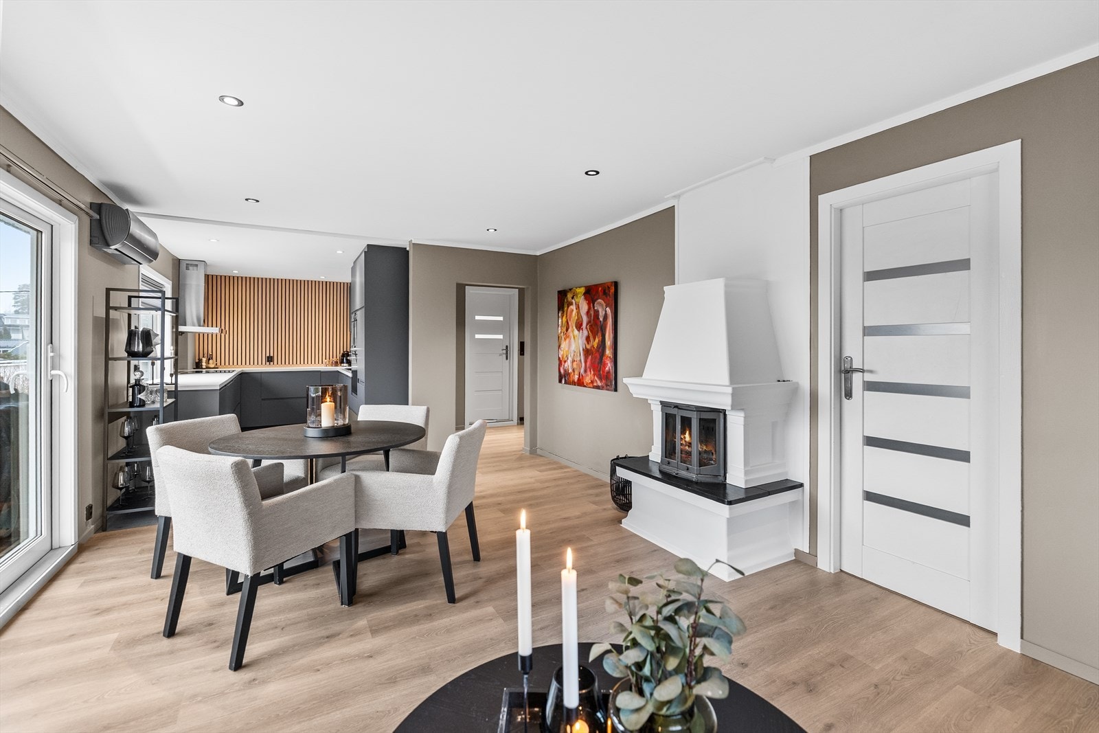 Boligen oppgradert med laminatgulv lagt i 2021, samt vegger i malte plater og malt tapet i lyse, tidsriktige farger. Galleribilde