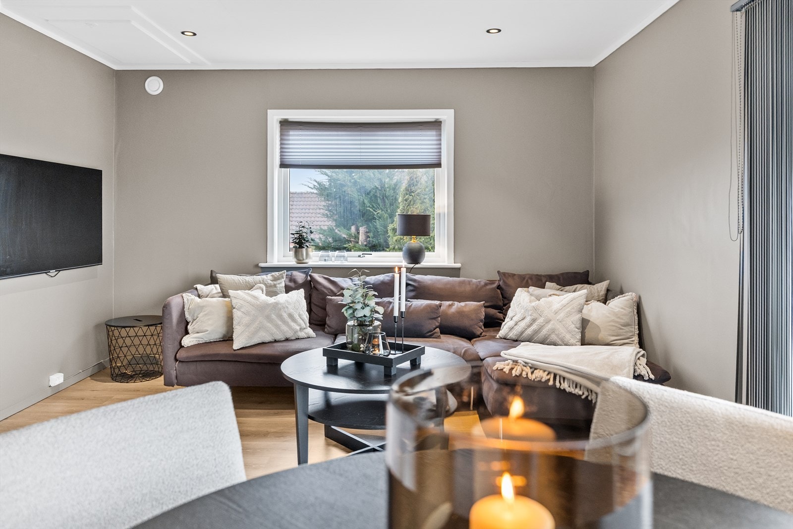 Stuen har god plass til sofakrok og er malt i en beige lun farge. Galleribilde