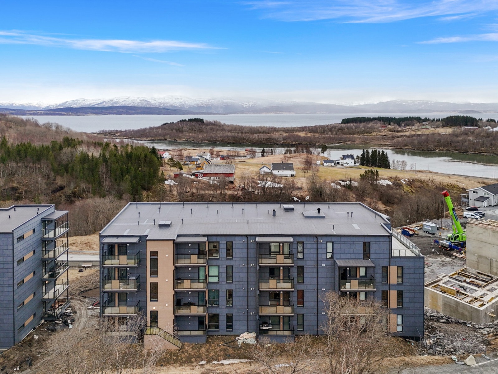 Det er videre ca. 6-7 minutters kjøring til Hunstadsenteret og ca. 15 minutters kjøring til alt fra City Nord, Bodø sentrum og Bodø lufthavn. Galleribilde