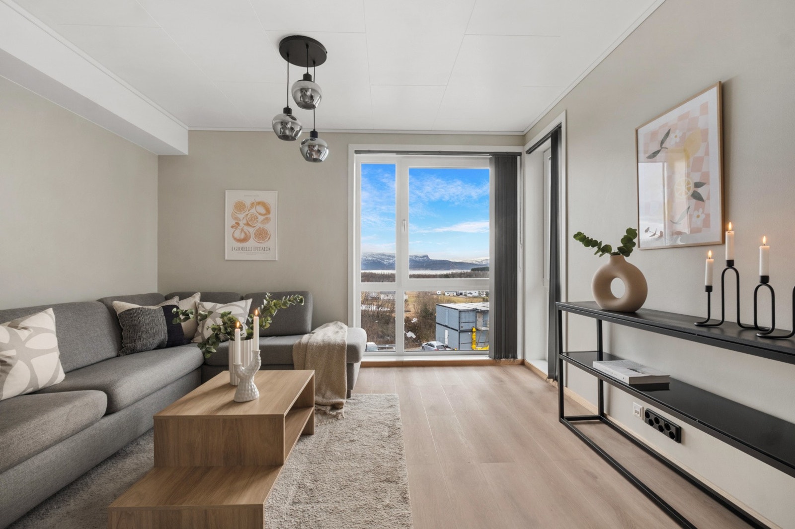 Pent laminatgulv og slette, malte vegger. Varmekabler i gulv. Galleribilde