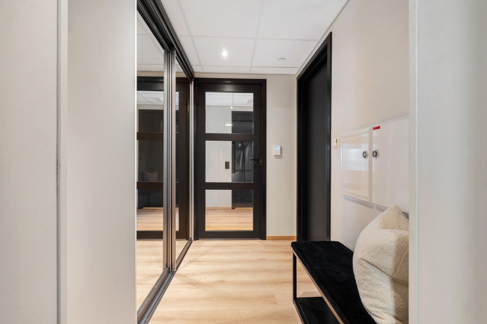 Velkommen inn - lys og innbydende entré med skyvedørsgarderobe. Varmekabler i gulv og downlights i himling. Galleribilde