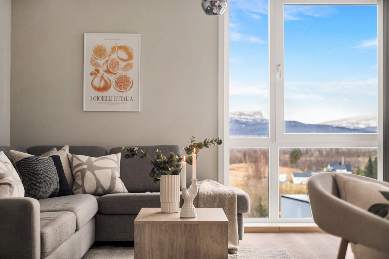Utsikt fra stue og balkong mot Børvasstindene/Saltenfjorden. Galleribilde