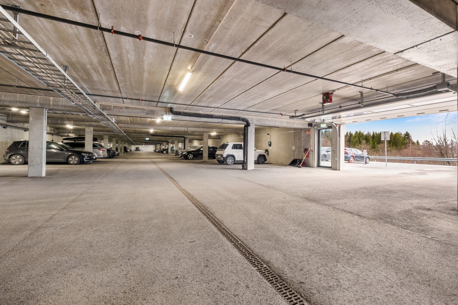 Fast parkeringsplass i garasje med opplegg for el-billader. Heis i tilknytning. Praktisk sportsbod i 1.etasje. Galleribilde