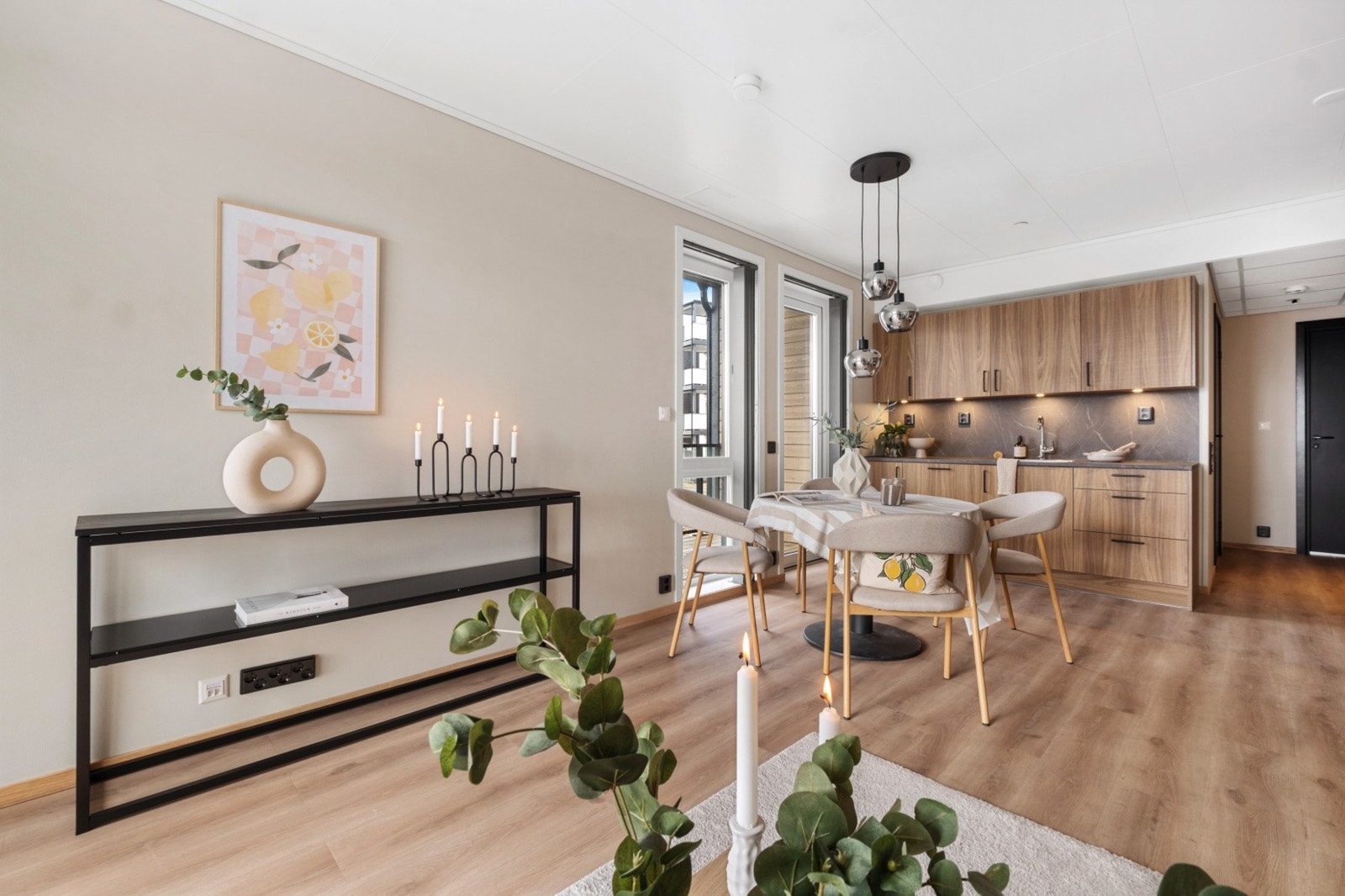 Plass til spisebord i tilknytning kjøkkenet. Galleribilde