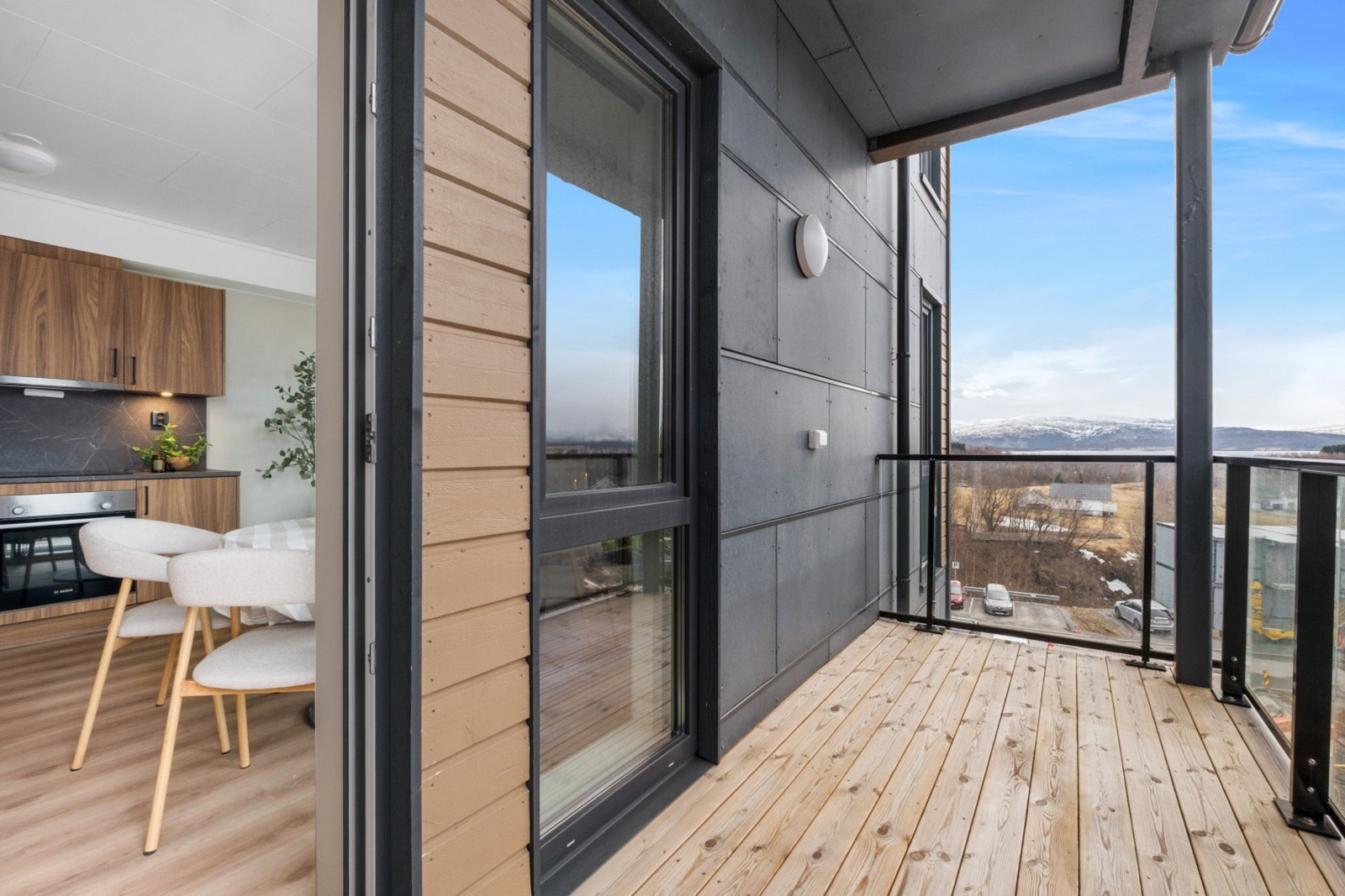 Her kan du nyte sommerdagene med overbygget balkong. Galleribilde
