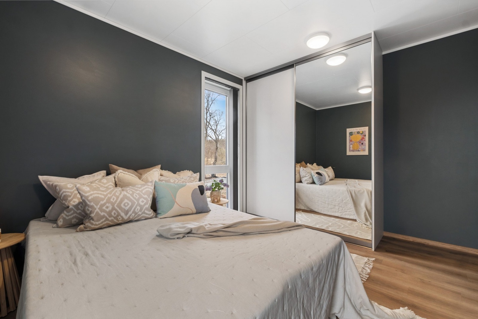 Laminatgulv og slette vegger malt i behagelig og moderne farge. God lagringsplass i skyvedørsgarderobe. Galleribilde