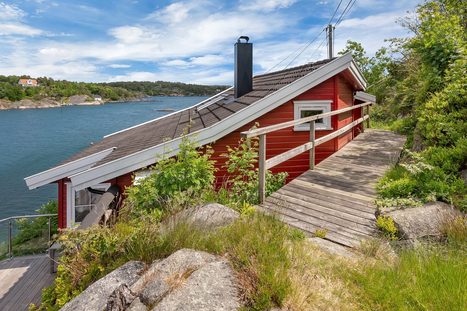 Hytten ligger fint plassert i terrenget Galleribilde