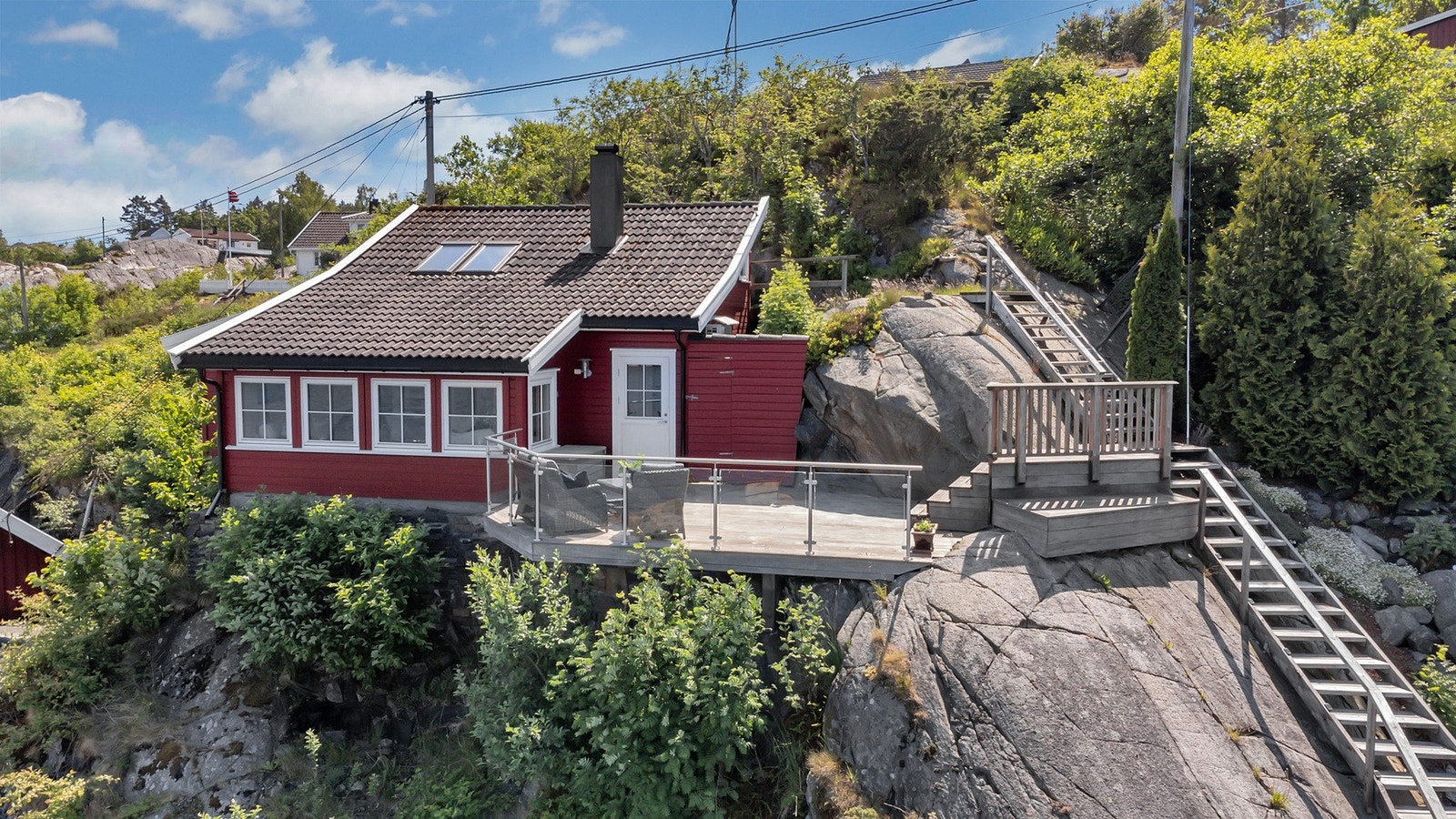 Hytten ligger litt på oversiden av bryggen Galleribilde