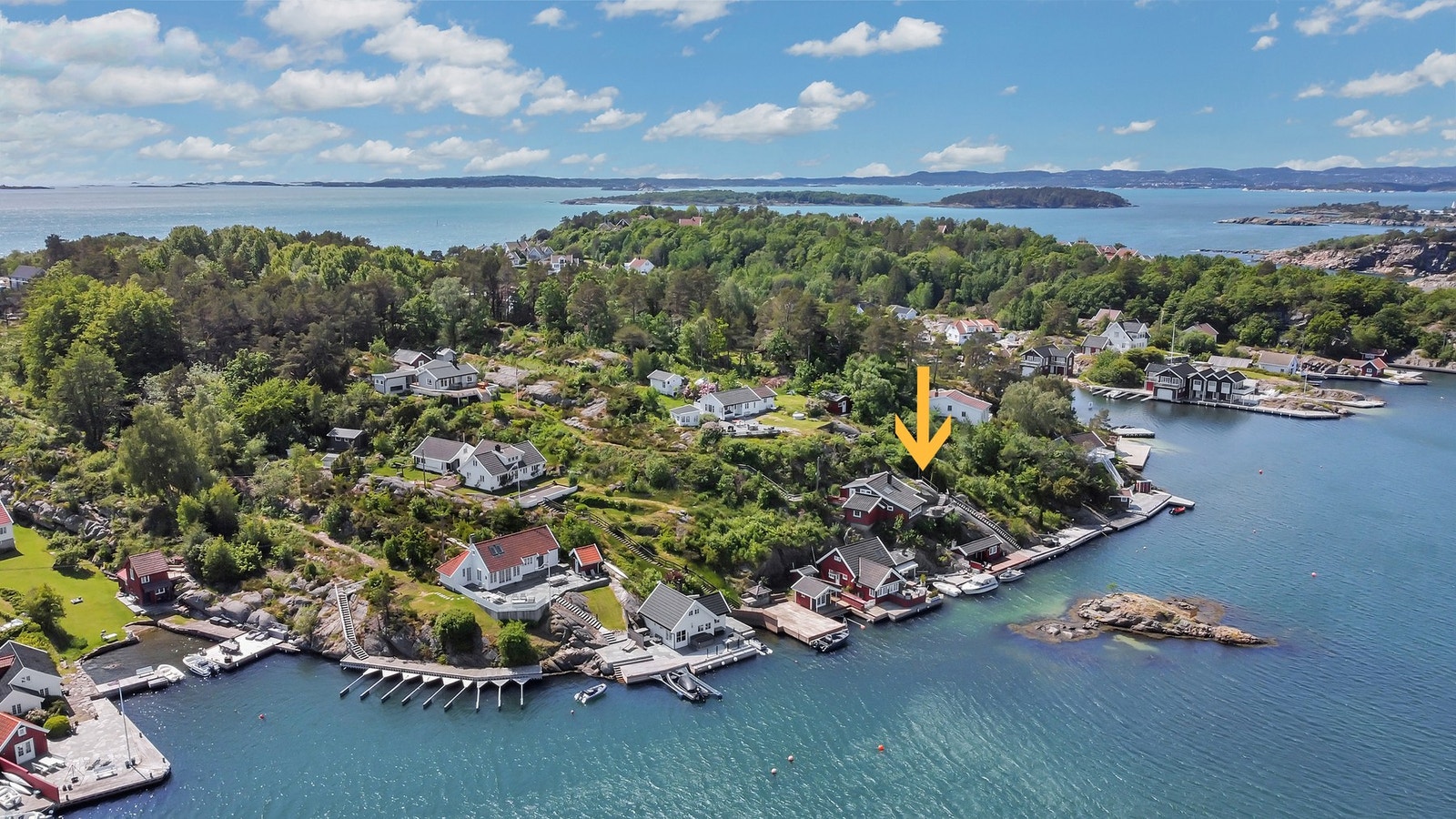 Dronebilde over del av Herøya med pil mot hytten Galleribilde