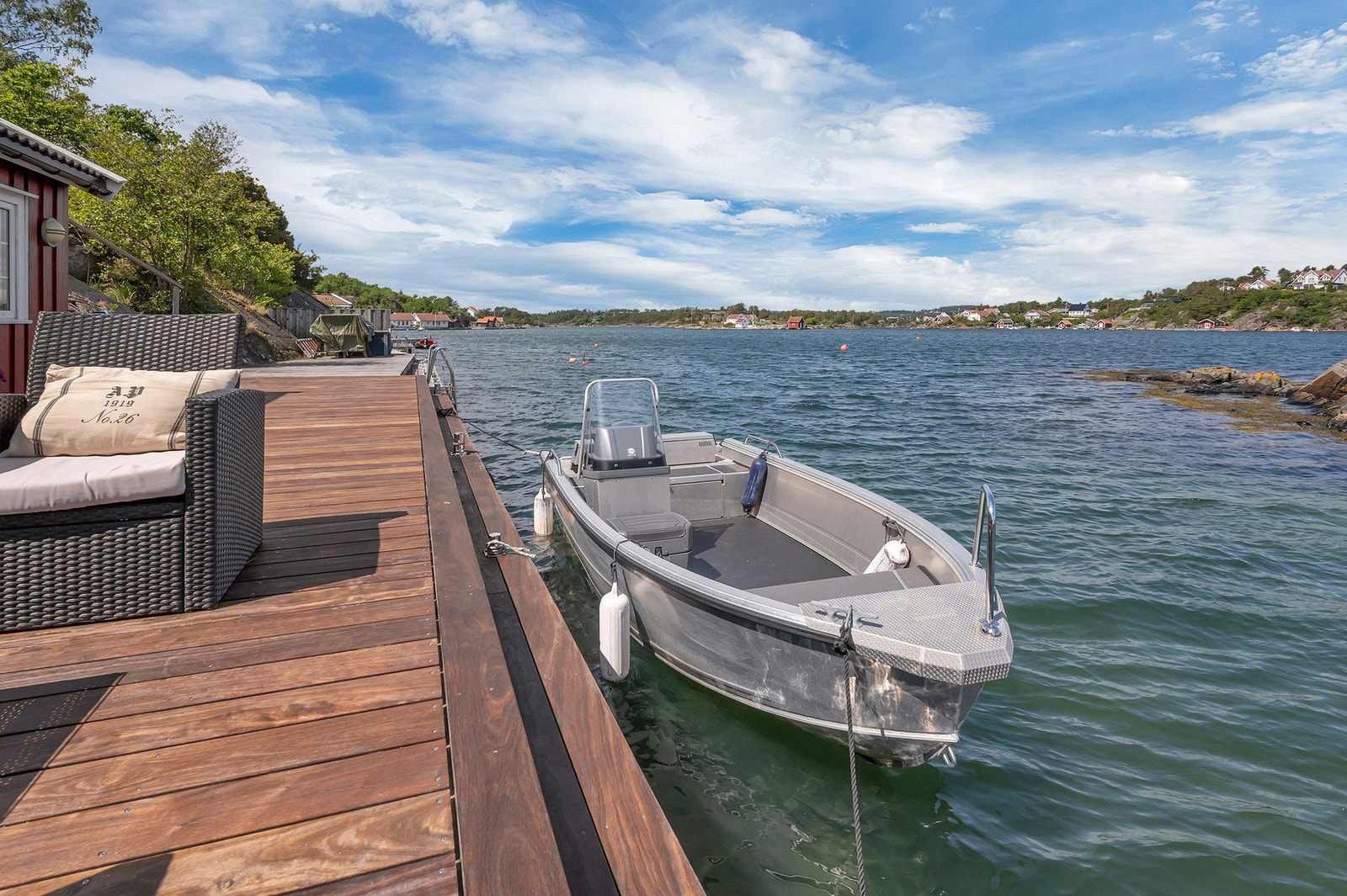 Solid brygge hvor man kan ligge longside Galleribilde