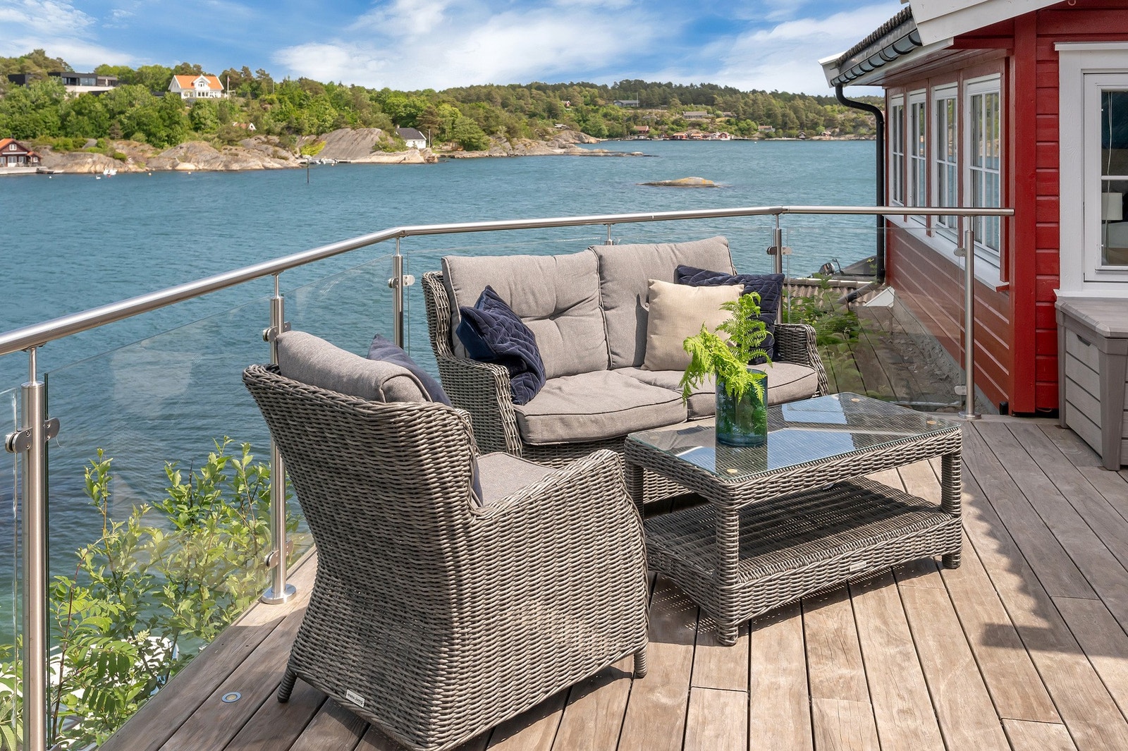 Solrik terrasse utenfor hytten Galleribilde