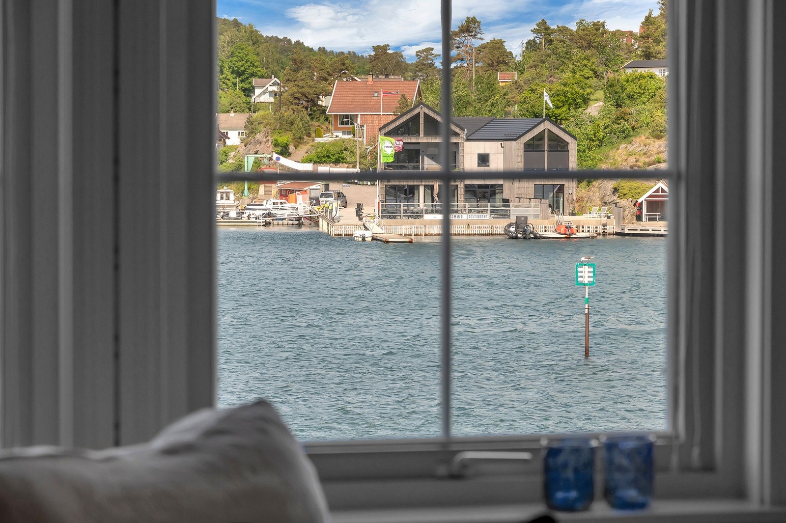 Fra stuen ser man direkte over mot Tømmrestø Brygge Galleribilde