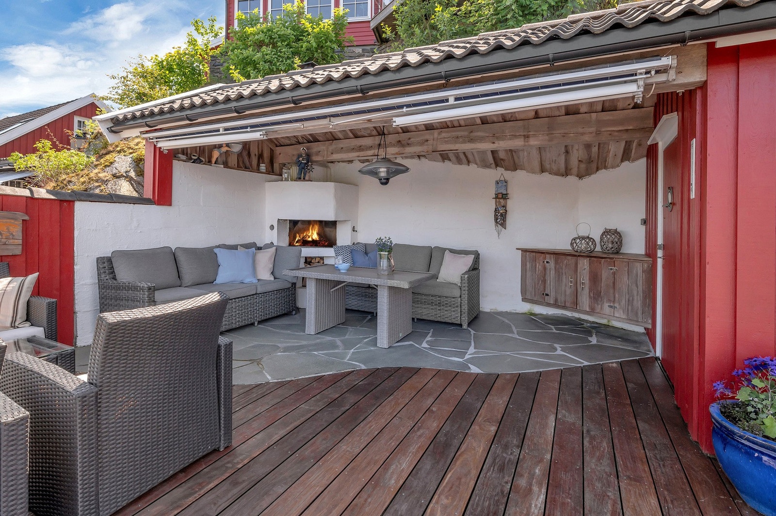Fra den overbygde plattingen innenfor bryggen hvor man har peis og terrassemarksie Galleribilde