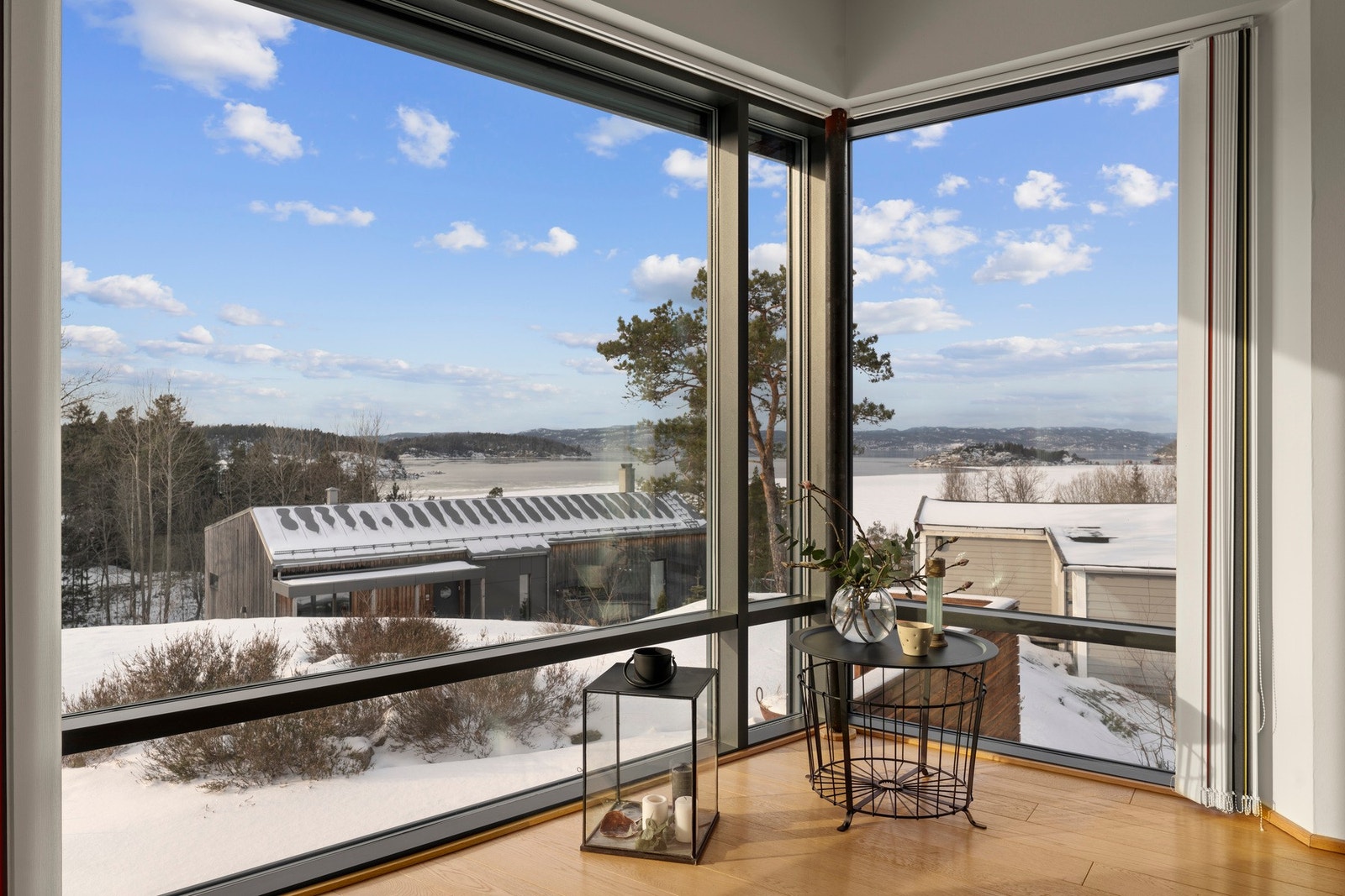 Vestvendt beliggenhet med gode solforhold og en nydelig utsikt mot Oslofjorden. Galleribilde